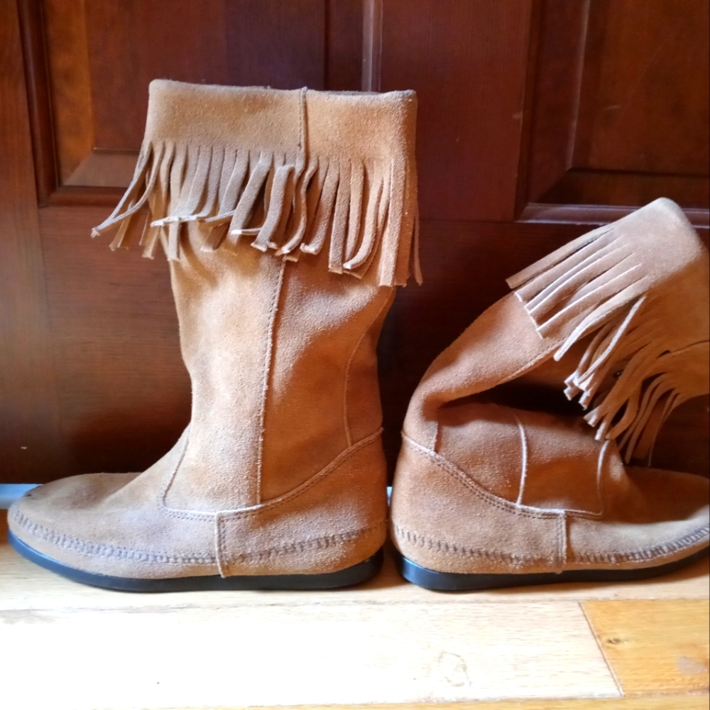 Minnetonka size 8 fringe boot